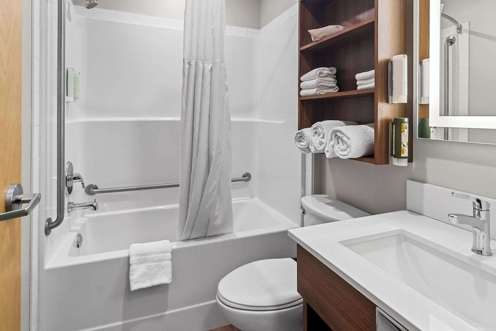 Park Inn by Radisson, Kelowna Standard Room, 1 King Bed, Non Smoking 3