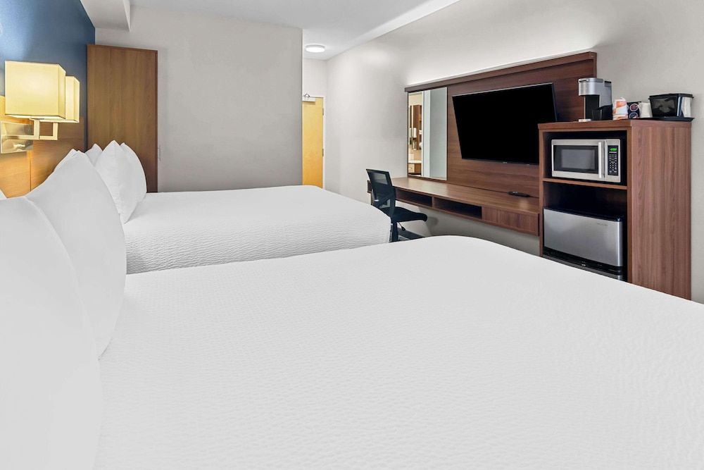 Park Inn by Radisson, Kelowna Standard Room, 2 Queen Beds, Non Smoking