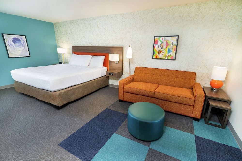 Studio, 1 King Bed, Accessible (Mobility & Hearing, Roll-in Shower)