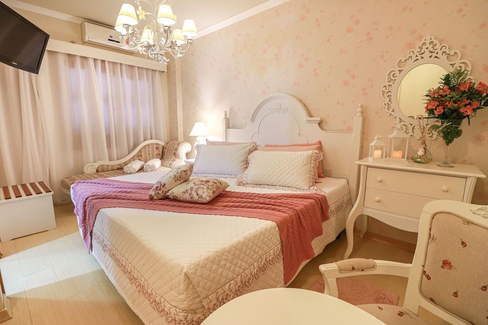 Honeymoon Suite