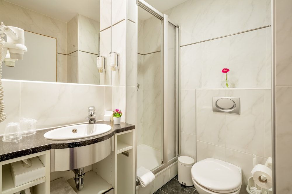 Messehotel Köln-Deutz Standard Double or Twin Room 4