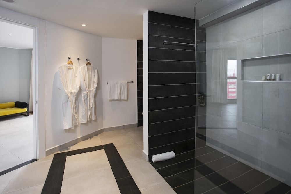 Le Centell Hotel & Spa Luxury Triple Room 8