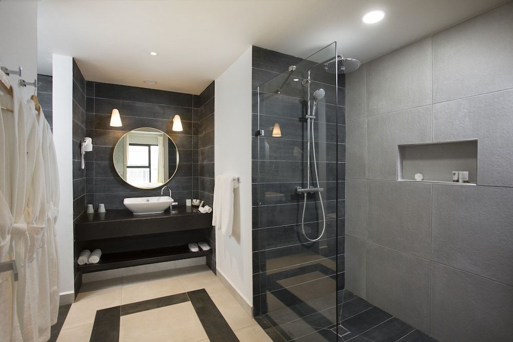 Le Centell Hotel & Spa Luxury Triple Room 9