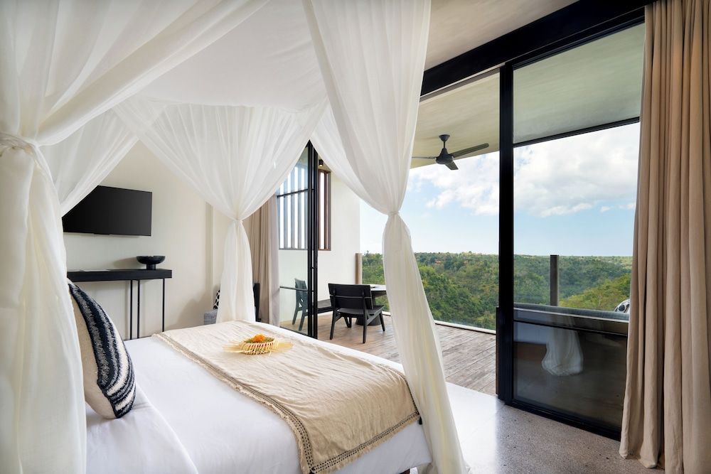 Maua Nusa Penida Deluxe Room Balcony with Valley View 2