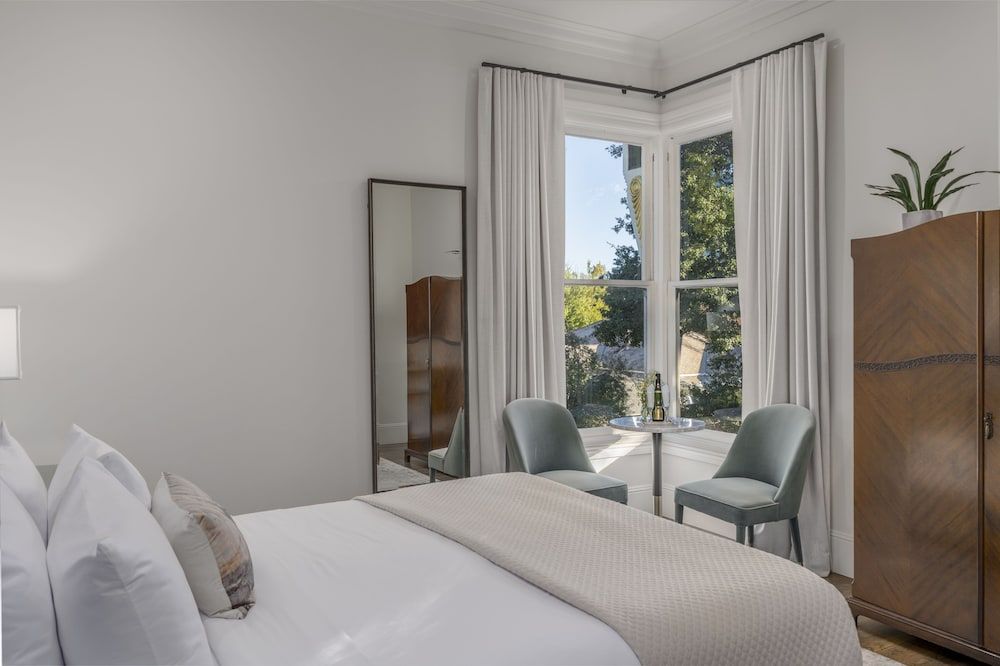 The George Luxury Boutique Inn Signature Room 3