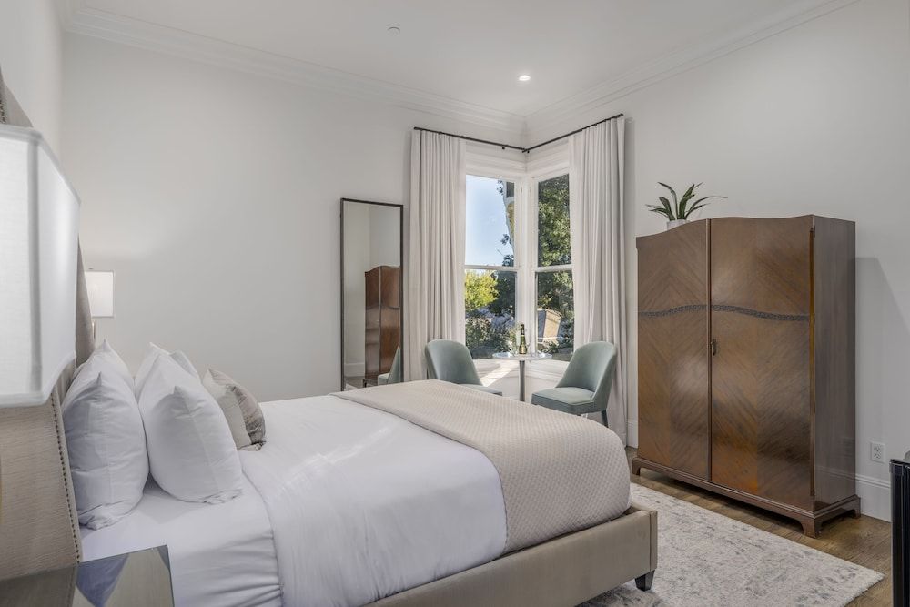 The George Luxury Boutique Inn Signature Room 2