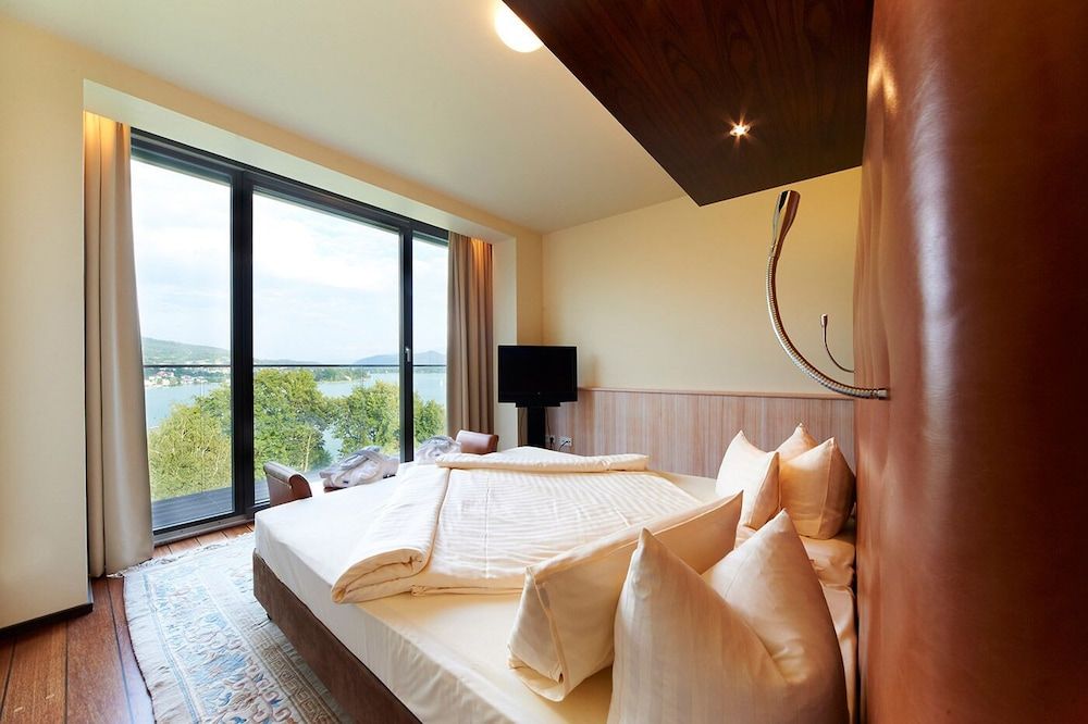 Deluxe Suite, 1 Bedroom, Balcony, Lake View