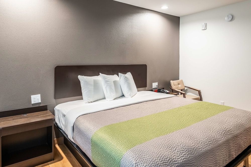 Deluxe Room, 1 King Bed, Accessible, Non Smoking