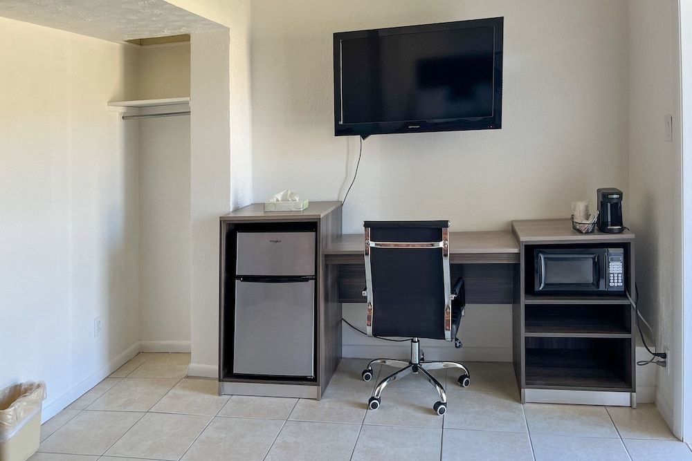 Captain's Table Hotel Room, 2 Queen Beds 5