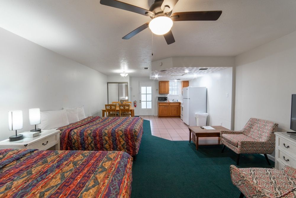 Captain's Table Hotel Family Studio Suite, Patio 2