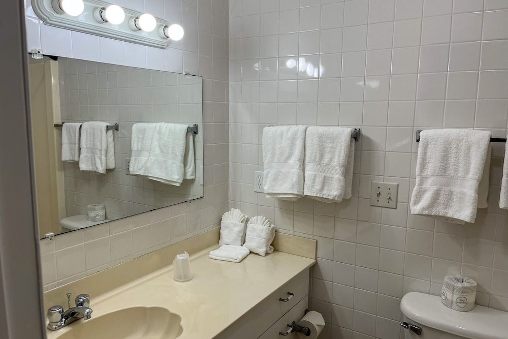 Captain's Table Hotel Room, 2 Queen Beds 4