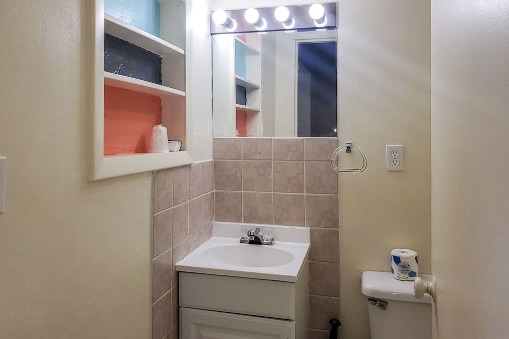 Captain's Table Hotel Studio Suite, 1 Queen Bed, Kitchen 4