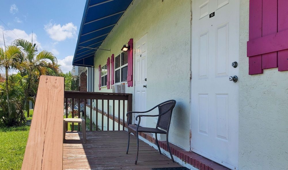 Captain's Table Hotel Room, 2 Queen Beds 3