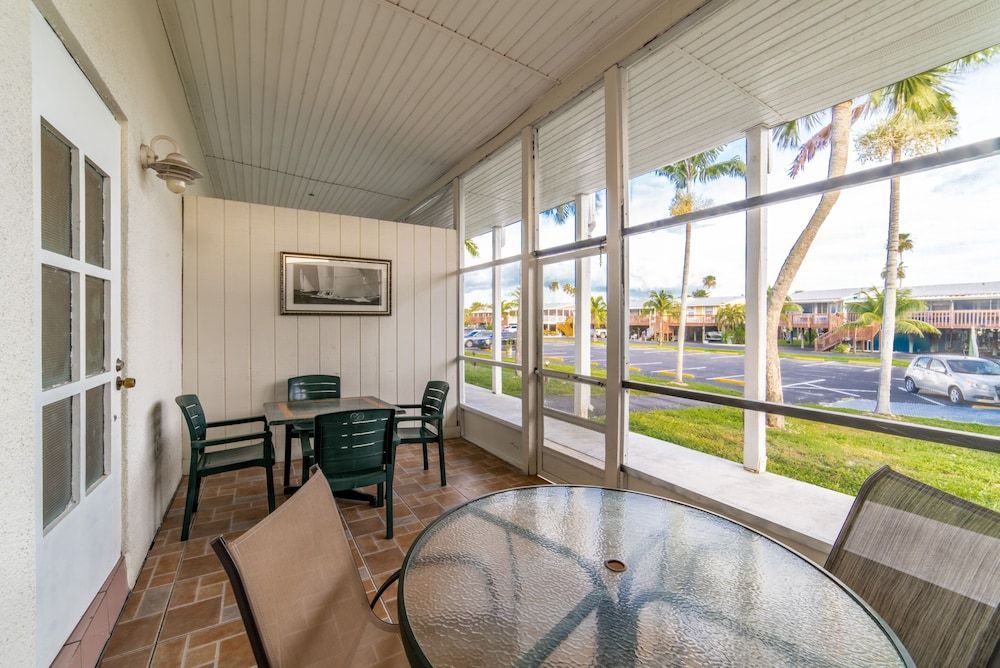 Captain's Table Hotel Family Studio Suite, Patio 4