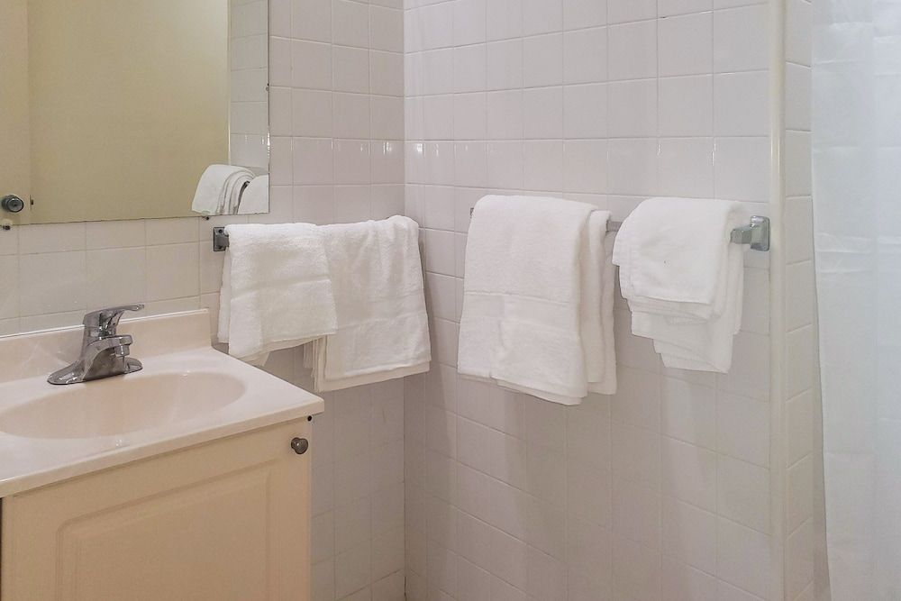 Captain's Table Hotel Studio Suite, 1 Queen Bed, Kitchen 3