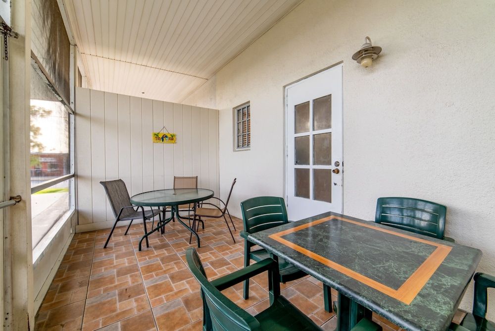 Captain's Table Hotel Family Studio Suite, Patio 3