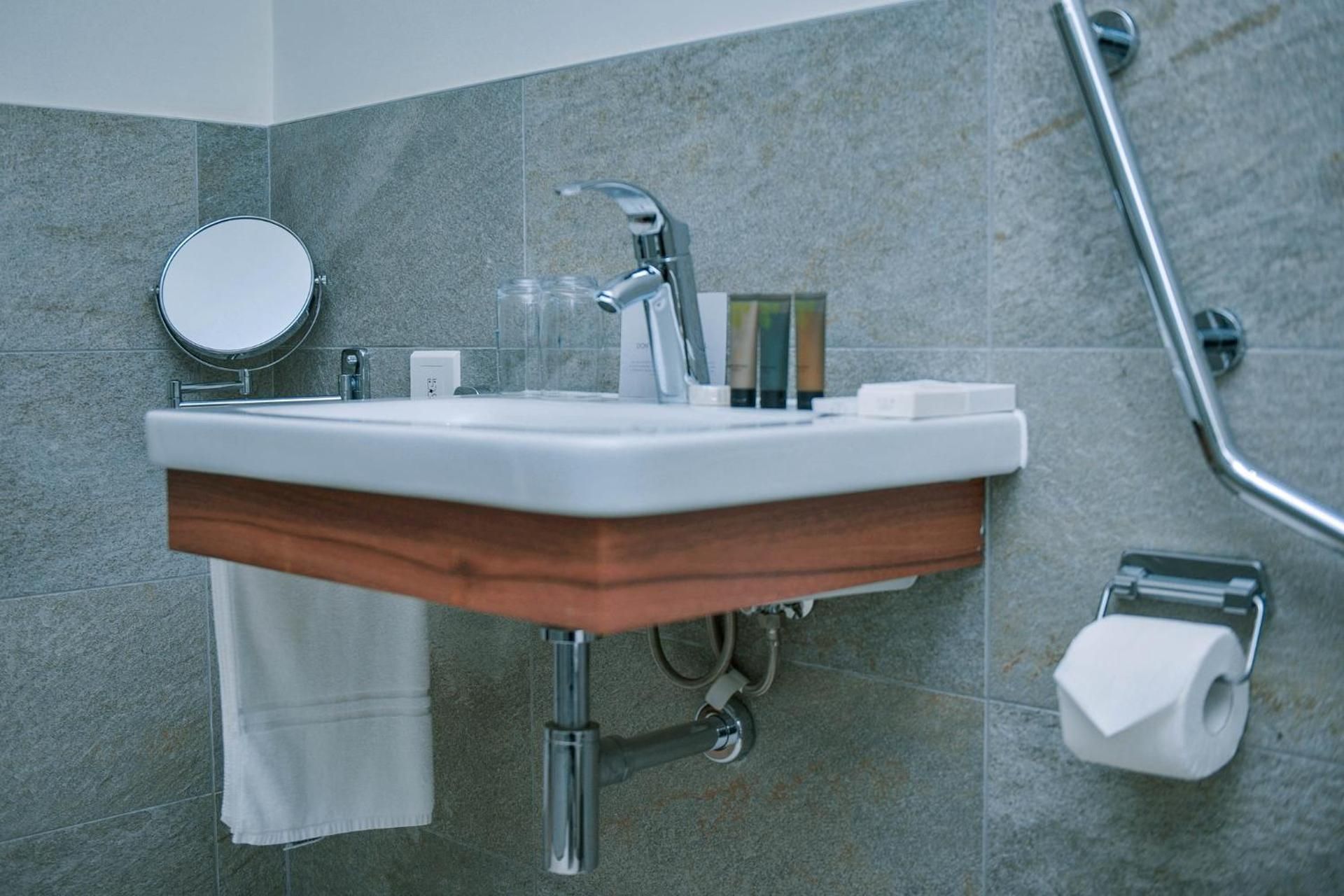 1 Queen Standard Pool View Balcony