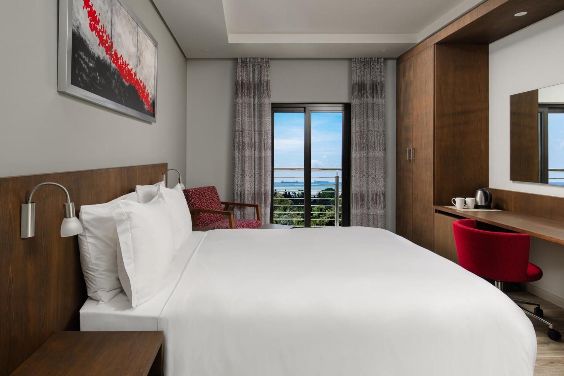 1 Queen Standard Pool View Balcony