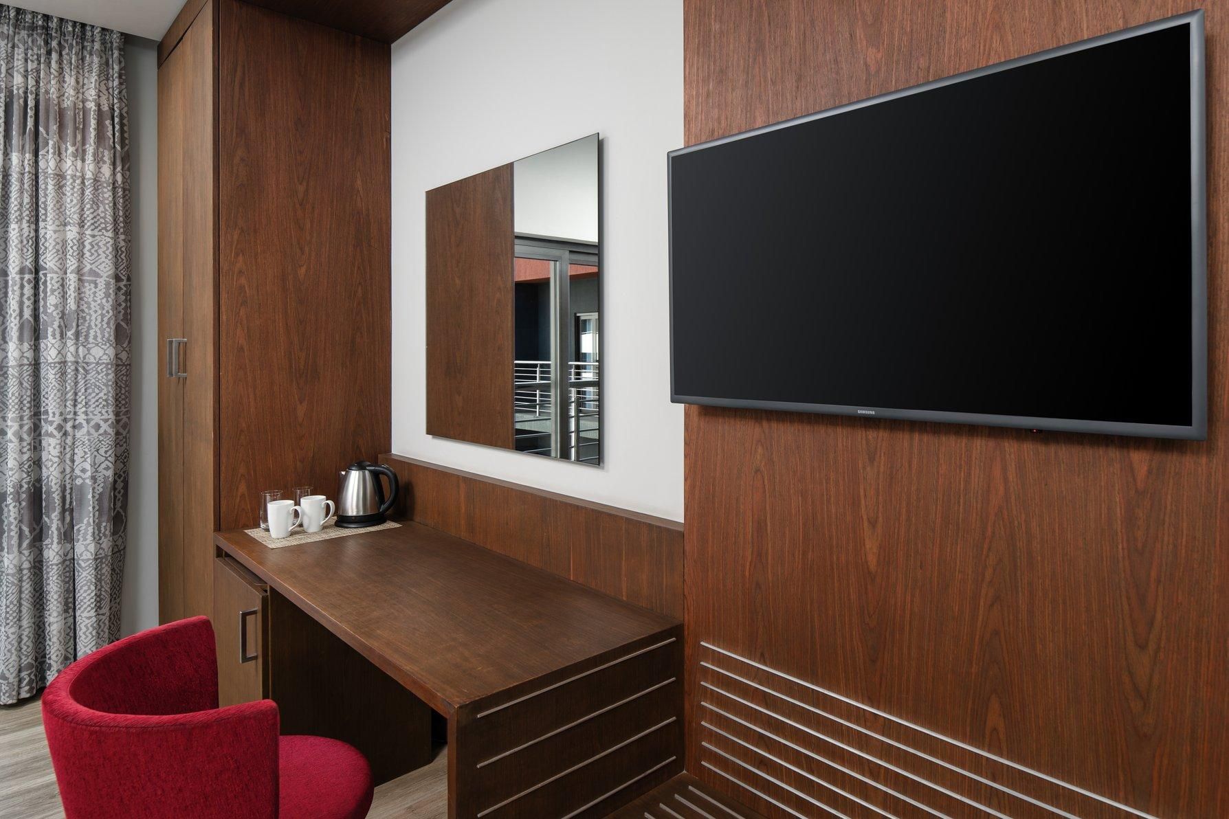 1 Queen Bed Accessible