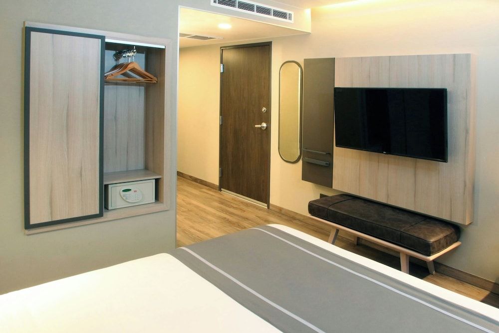 City Express Plus by Marriott Tampico Room, 1 Queen Bed 10