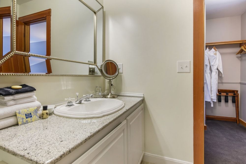 The Wild Iris Inn Superior Room, 1 King Bed 9