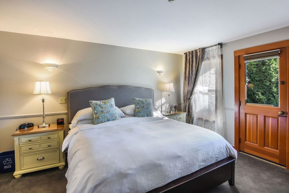 The Wild Iris Inn Superior Room, 1 King Bed 3