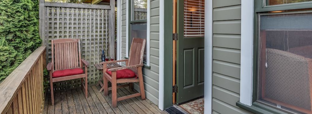 The Wild Iris Inn Superior Room, 1 King Bed 6