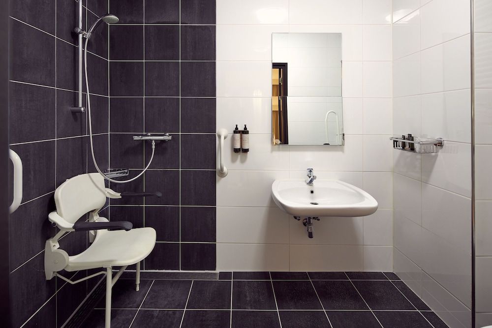 Van der Valk Hotel Arnhem Disabled Room 4
