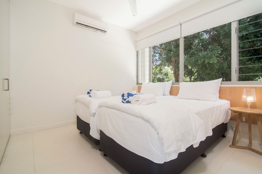 Pool Port Douglas 2 Bedroom Swim-up Pool View 6