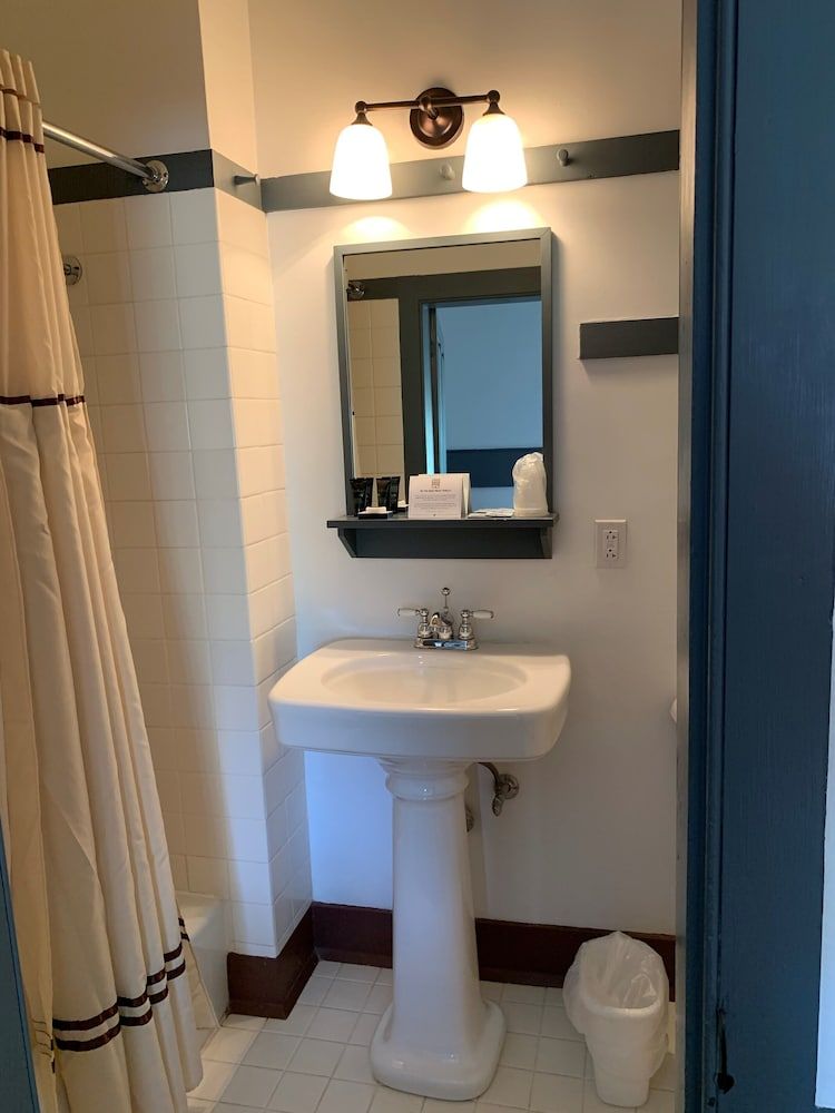 Standard Room, 1 Queen Bed