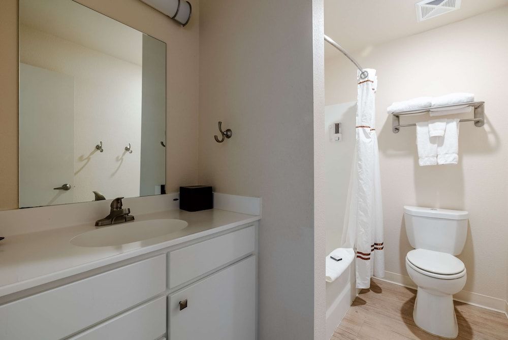 WaterWalk Extended Stay by Wyndham Wichita Suite, 3 Bedrooms 4