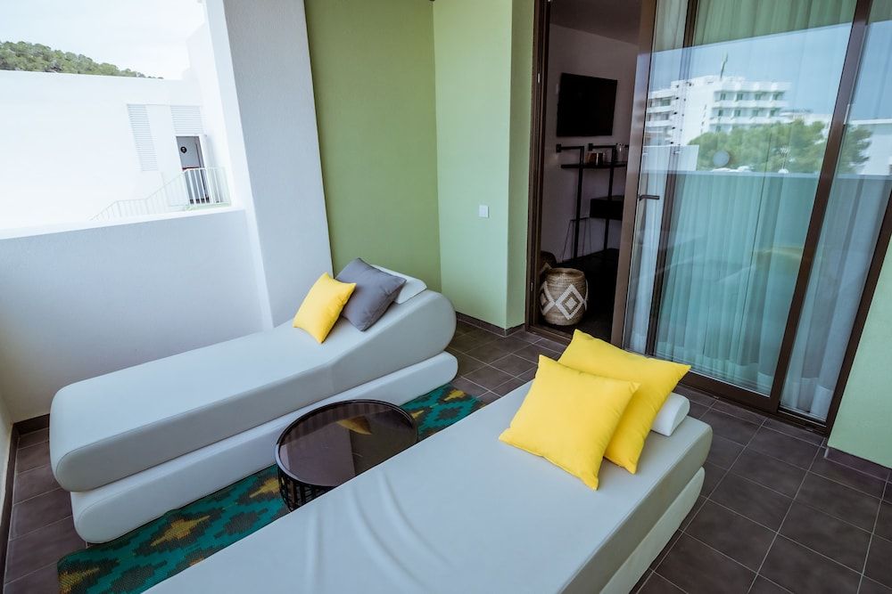 Deluxe Double Room with Pool View