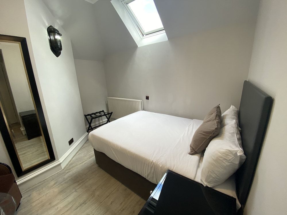 No 6 West Coates Basic Double Room 3