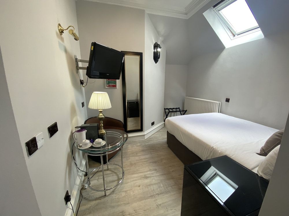 No 6 West Coates Basic Double Room 2