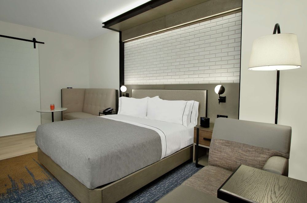 Deluxe Room, 1 King Bed, Accessible, Corner (Hearing)