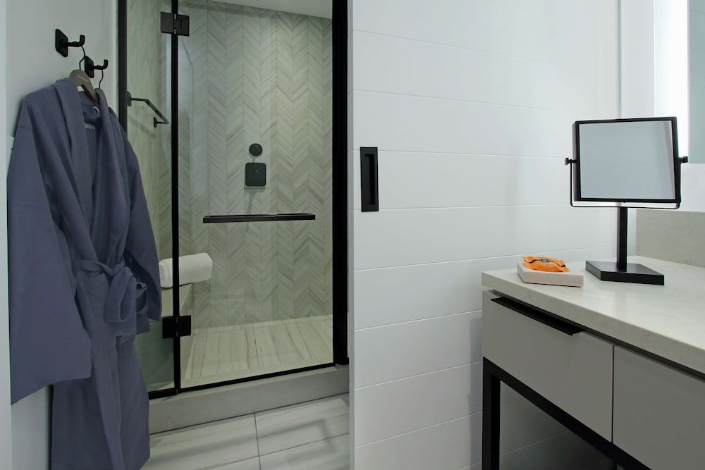Suite, 1 Bedroom, Accessible (Roll-In Shower)