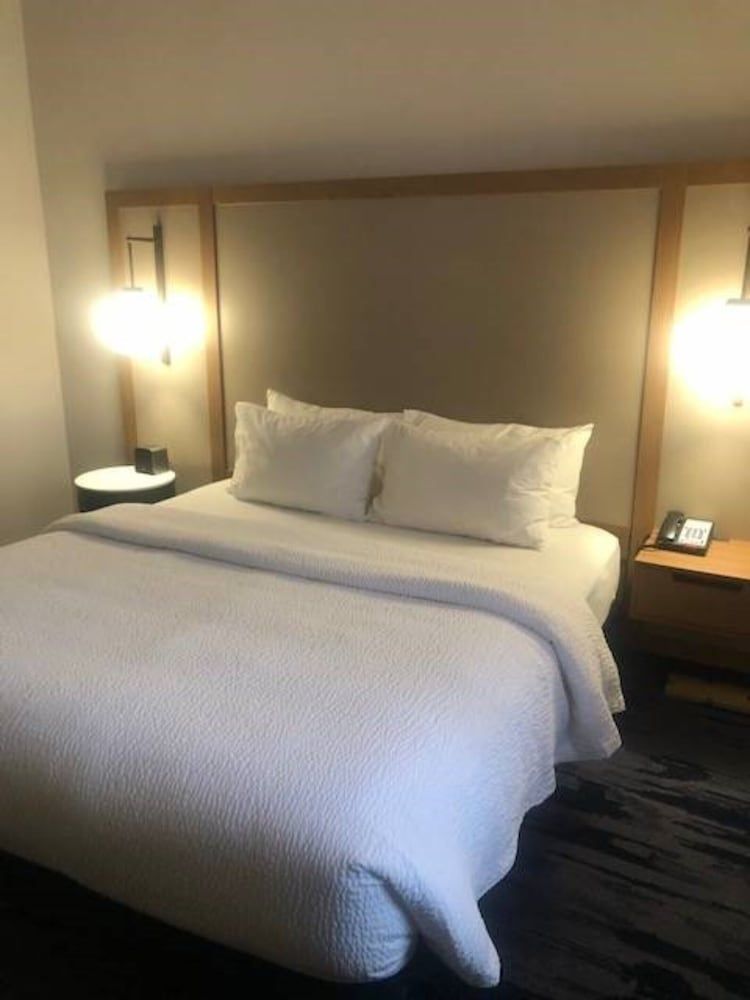 Room, 1 King Bed (Mobility/Hearing Access, Roll-in Shwr)