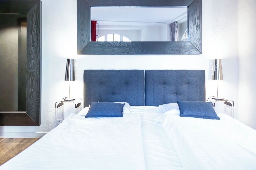 Tralala Hotel Montreux Economic Room Street Side View 2