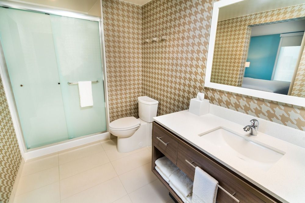 Suite, 1 King Bed, Accessible (Hearing)