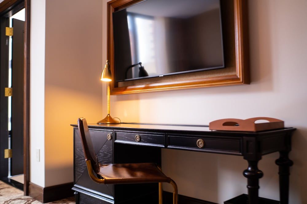 The Peregrine Omaha Downtown, Curio Collection by Hilton Room, 1 King Bed, Accessible (Roll-In Shower) 11