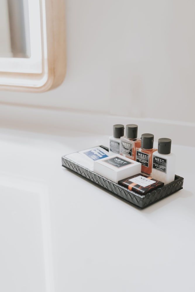 The Peregrine Omaha Downtown, Curio Collection by Hilton Room, 1 King Bed, Accessible (Roll-In Shower) 9