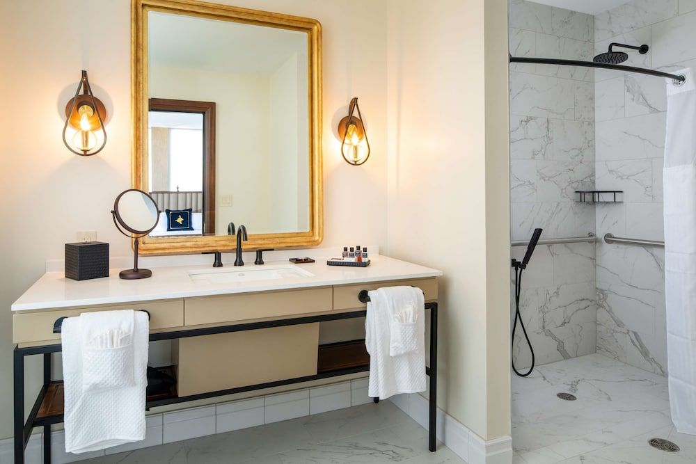 The Peregrine Omaha Downtown, Curio Collection by Hilton Room, 1 King Bed, Accessible (Roll-In Shower) 8