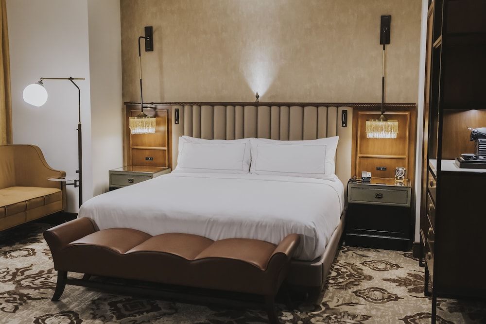 The Peregrine Omaha Downtown, Curio Collection by Hilton Room, 1 King Bed, Accessible (Roll-In Shower)