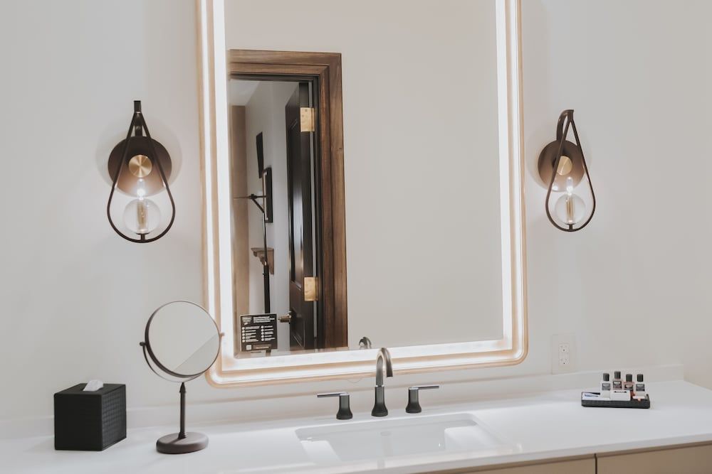 The Peregrine Omaha Downtown, Curio Collection by Hilton Room, 1 King Bed, Accessible (Roll-In Shower) 5