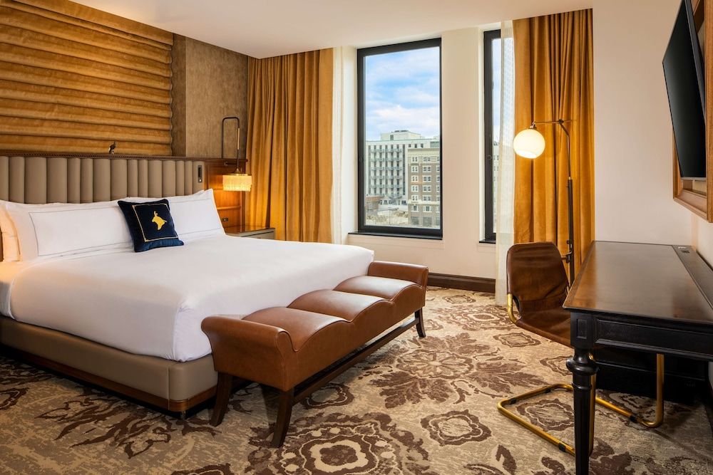 The Peregrine Omaha Downtown, Curio Collection by Hilton Room, 1 King Bed, Accessible (Roll-In Shower) 3