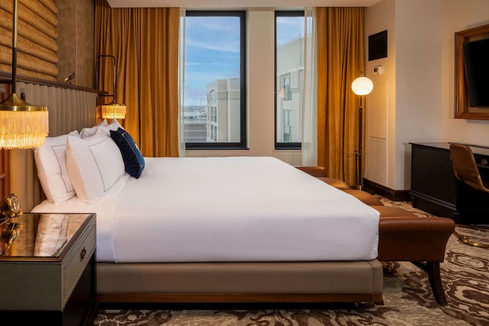 The Peregrine Omaha Downtown, Curio Collection by Hilton Room, 1 King Bed, Accessible (Roll-In Shower) 2
