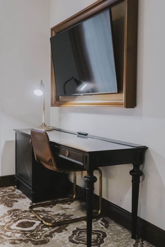 The Peregrine Omaha Downtown, Curio Collection by Hilton Room, 1 King Bed, Accessible (Roll-In Shower) 10