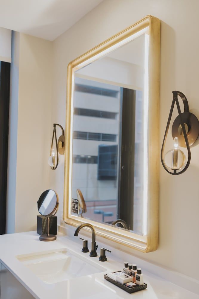 The Peregrine Omaha Downtown, Curio Collection by Hilton Room, 1 King Bed, Accessible (Roll-In Shower) 7