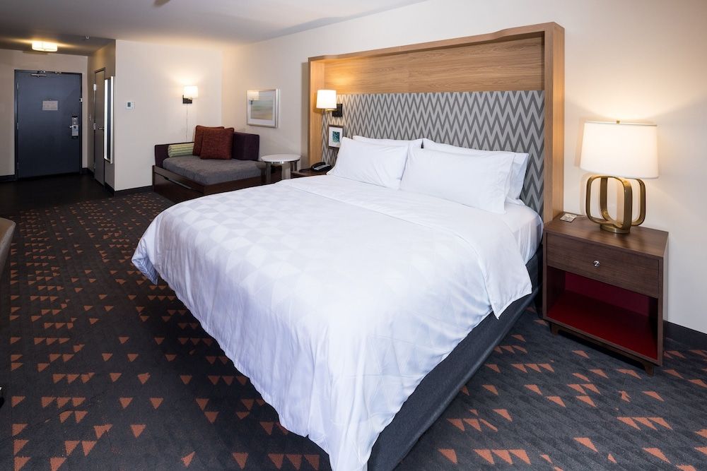 Standard Room, 1 King Bed (Daybed, Walk-In Shower)