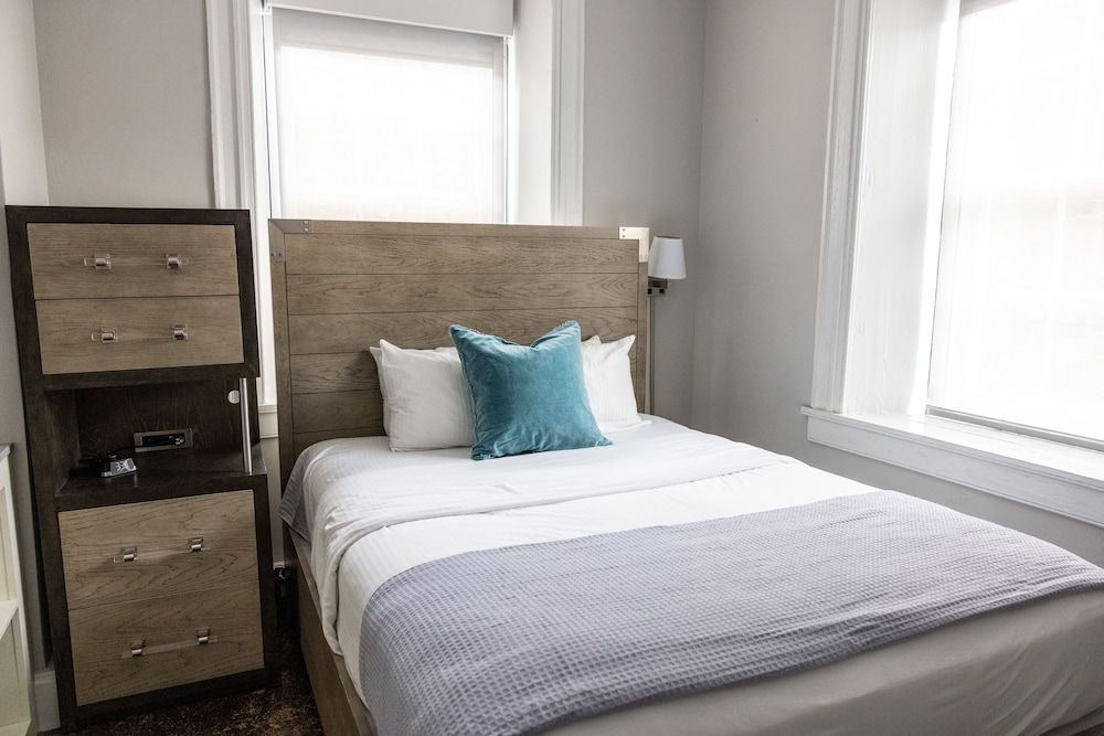 Basic Room, 1 Queen Bed